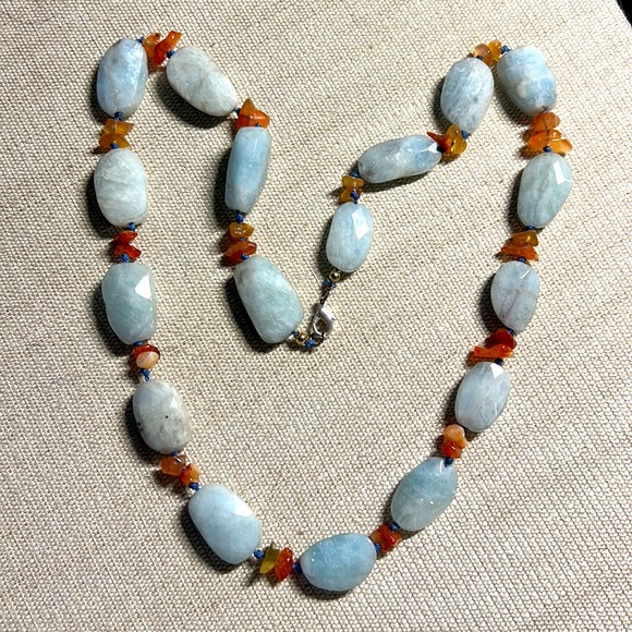 Hearthstone gray bluish necklace with carnelian dividers on a silver metal clasp - Picture 1 of 3